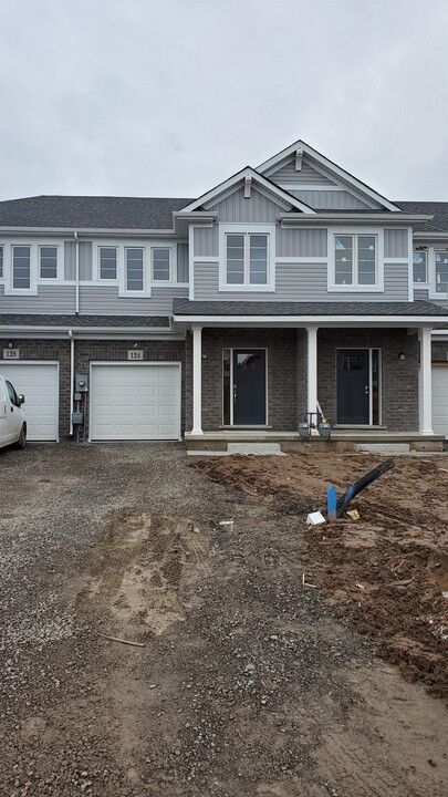 124 Sunflower Pl in Welland, ON - Building Photo