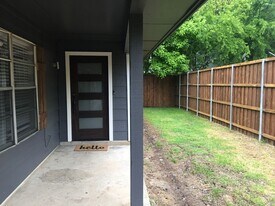 600 N East St in Arlington, TX - Building Photo
