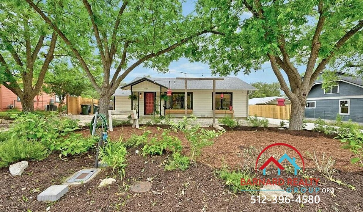 1407 Hopkins St in San Marcos, TX - Building Photo