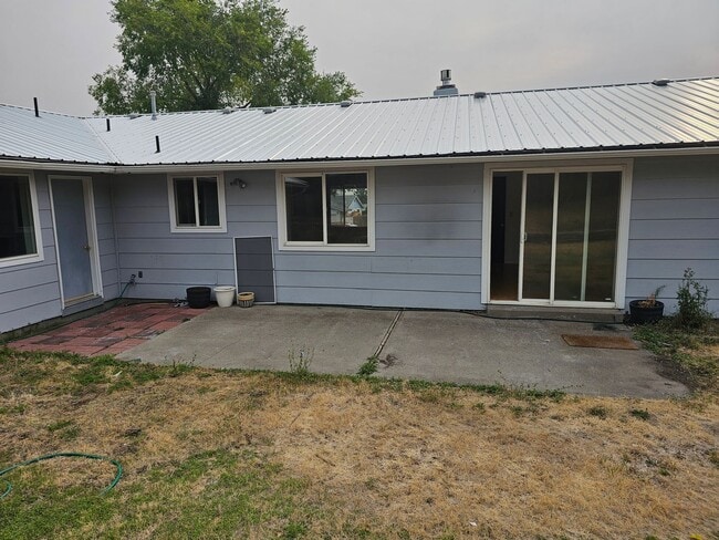 208 Aquarius Way in La Grande, OR - Building Photo - Building Photo
