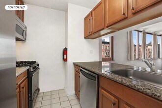 393 W 49th St in New York, NY - Building Photo - Building Photo