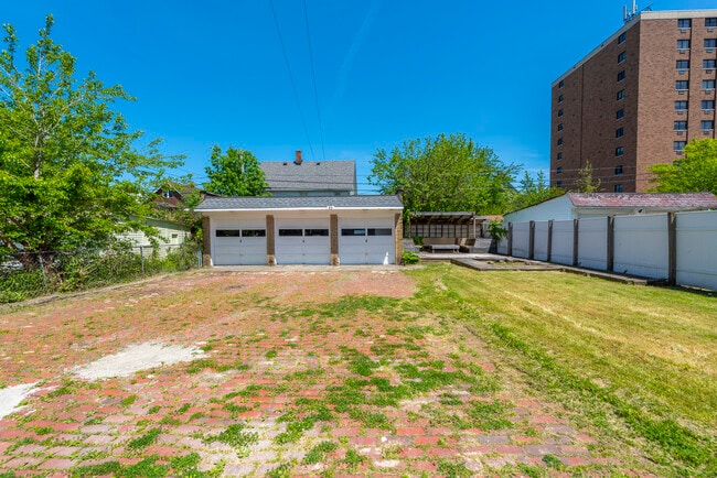 1631 Lakewood Ave, Unit Downstairs Unit in Lakewood, OH - Building Photo - Building Photo