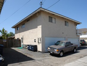 7561 Volga Dr in Huntington Beach, CA - Building Photo - Building Photo