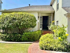 999 Oakes Blvd in San Leandro, CA - Foto de edificio - Building Photo
