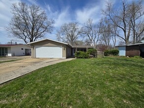 1910 Golden Dr in Bloomington, IL - Building Photo - Building Photo