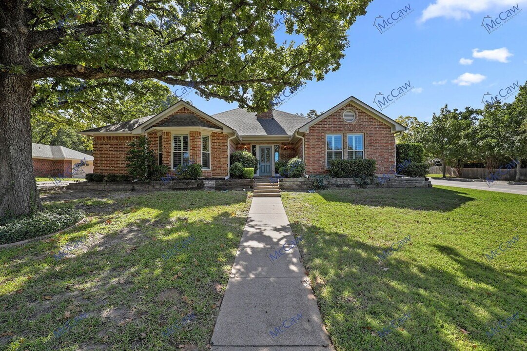 1 Creekmere Dr in Roanoke, TX - Building Photo