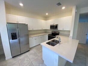 5011 Lily Way in Davie, FL - Building Photo - Building Photo