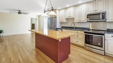 148 Main St in Westhampton Beach, NY - Foto de edificio - Building Photo