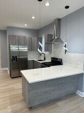 1832 W 18th St, Unit 2nd FL in Chicago, IL - Building Photo - Building Photo