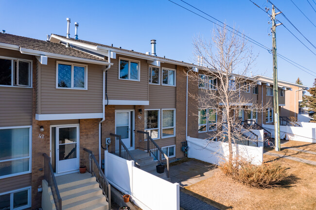 116 Silver Crest Dr NW in Calgary, AB - Building Photo - Building Photo