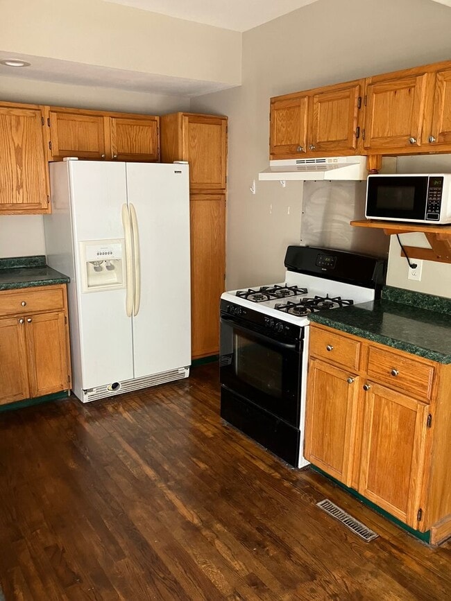 306 E Ellis St in East Syracuse, NY - Building Photo - Building Photo