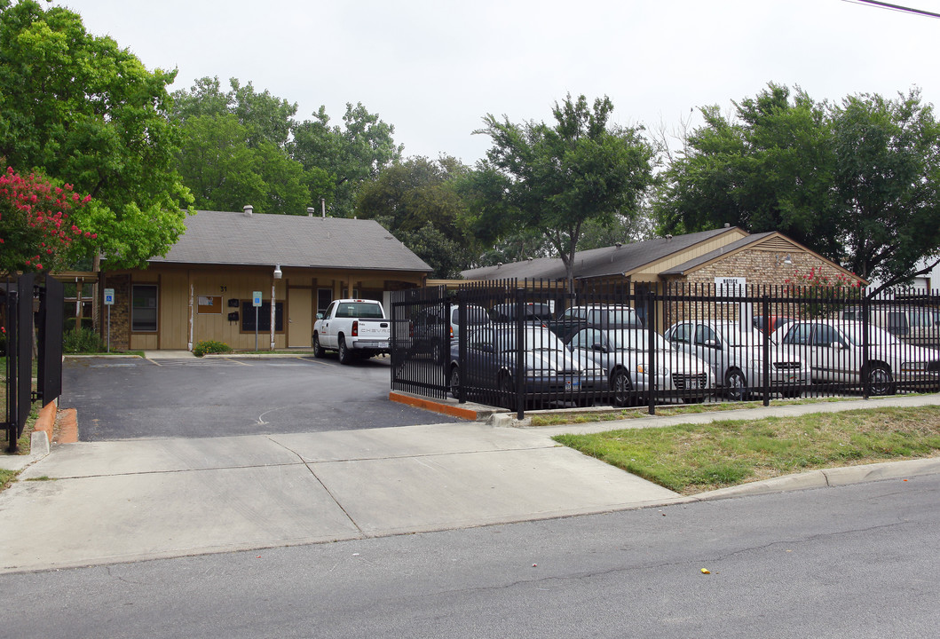 Midway Apartments in San Antonio, TX - Building Photo