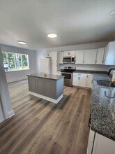 96 Dow Rd in Bow, NH - Foto de edificio - Building Photo