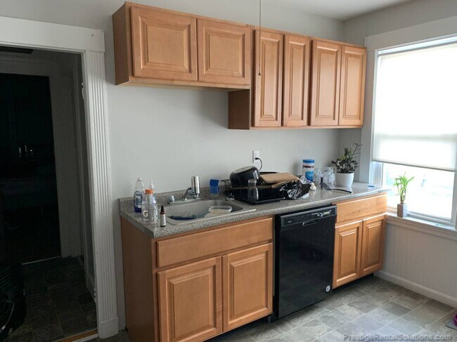 2 Westford Pl, Unit 2