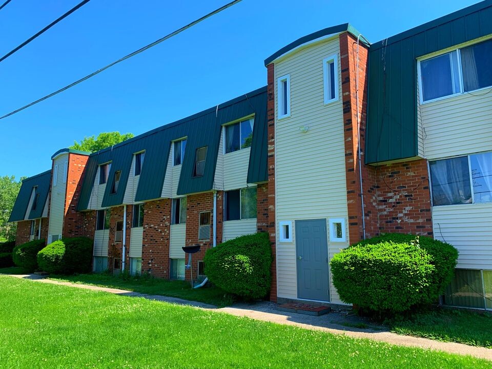 Village on the Green Apartments in Avon Lake, OH - Foto de edificio