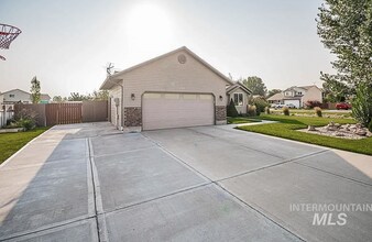 2221 Frontier Dr in Ammon, ID - Building Photo - Building Photo