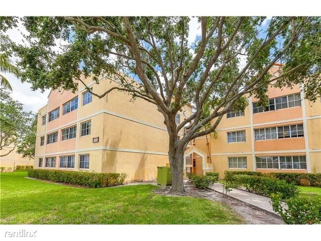 6175 NW 186th St-Unit -# 12 in Hialeah, FL - Building Photo - Building Photo
