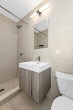 130 Allen St, Unit 10 in New York, NY - Foto de edificio - Building Photo