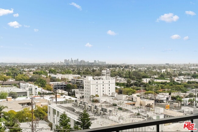 1155 N La Cienega Blvd in West Hollywood, CA - Foto de edificio - Building Photo