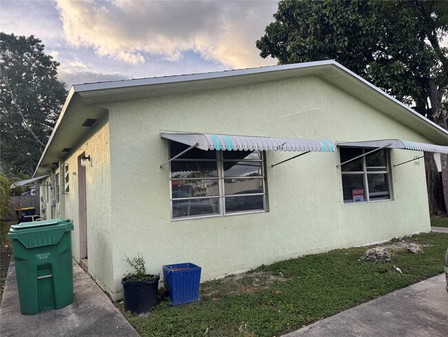 240 SW 1st Ave in Dania Beach, FL - Building Photo - Building Photo