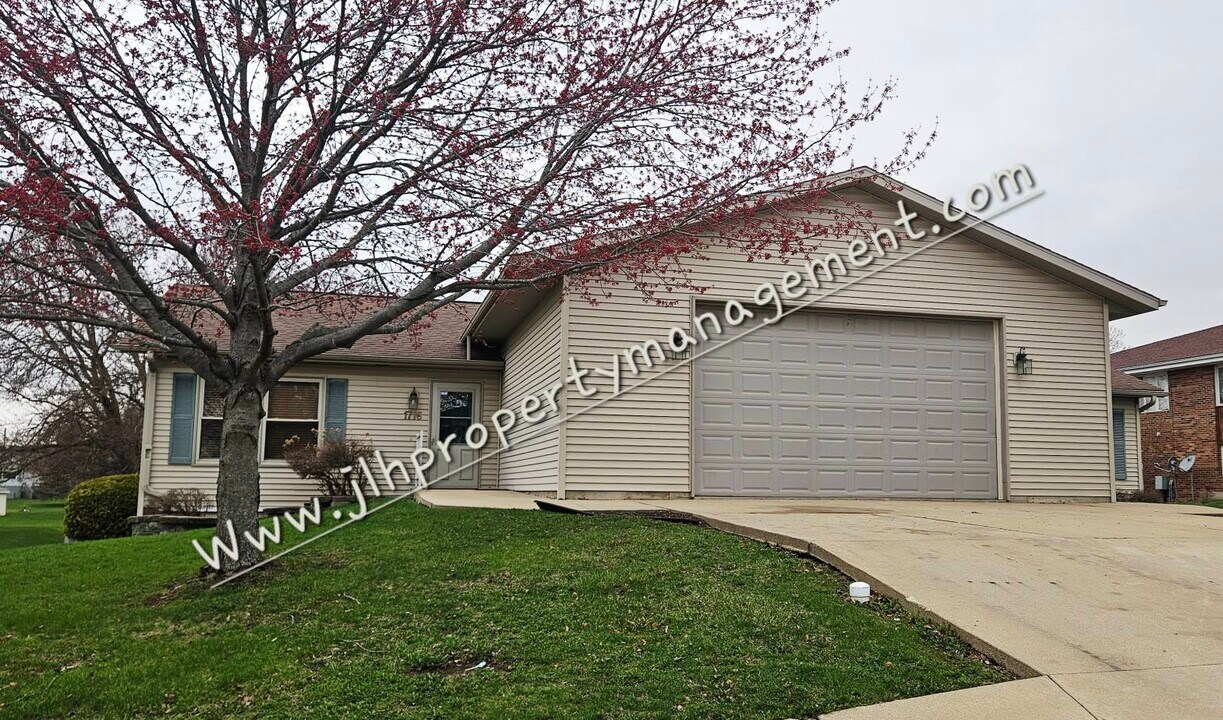 1776 S Hance Dr in Freeport, IL - Building Photo