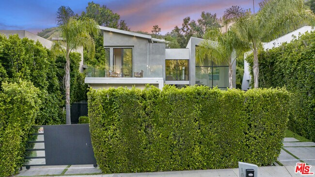 1847 Coldwater Canyon Dr in Beverly Hills, CA - Building Photo - Building Photo