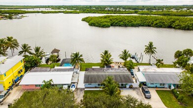 100 SW Hideaway Pl in Stuart, FL - Building Photo - Building Photo