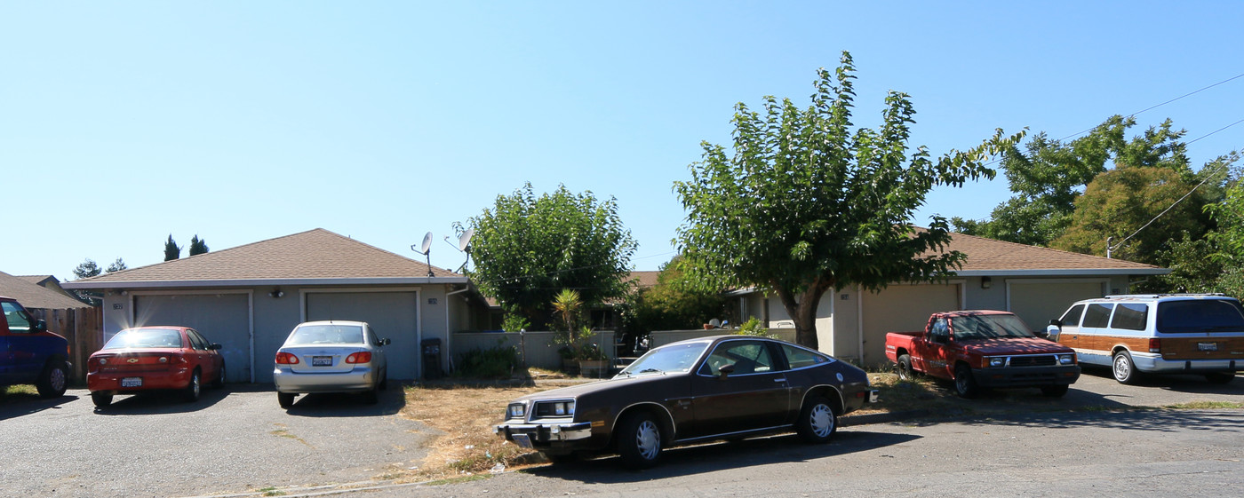 231 Robin Way in Santa Rosa, CA - Foto de edificio