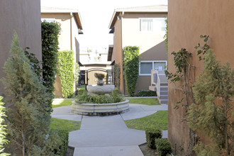 Del Lago Apartments in Lakewood, CA - Building Photo - Building Photo