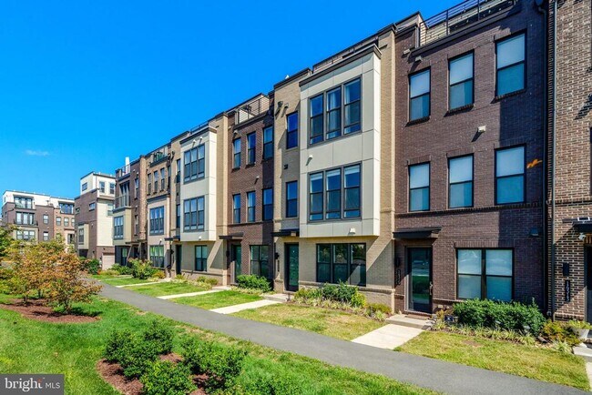 14317 Beckett Glen Cir in Chantilly, VA - Foto de edificio - Building Photo