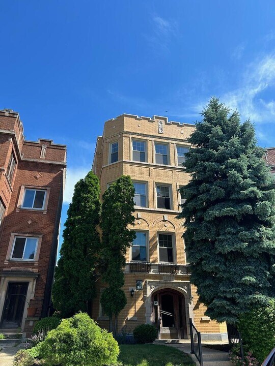 2720 W Winnemac Ave in Chicago, IL - Building Photo