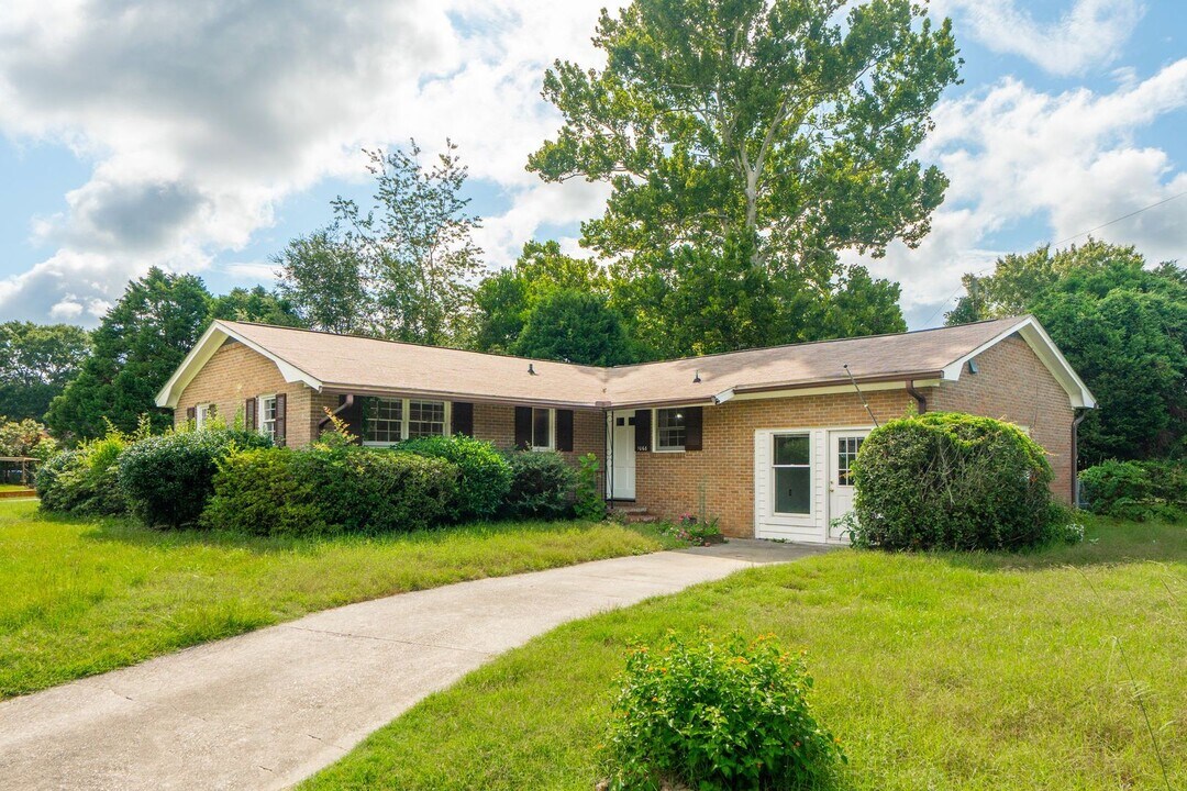 1068 Honeysuckle Ln in Charleston, SC - Building Photo