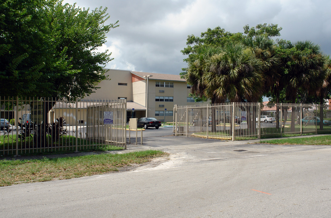 Palmetto Gardens in Opa Locka, FL - Building Photo