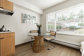 Crossroads Garden Apartments in Bellevue, WA - Building Photo - Interior Photo