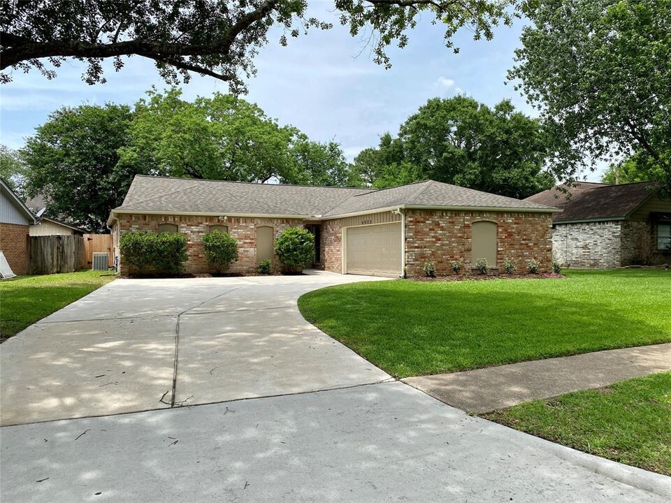 6922 Sandy Knolls Dr in Spring, TX - Building Photo