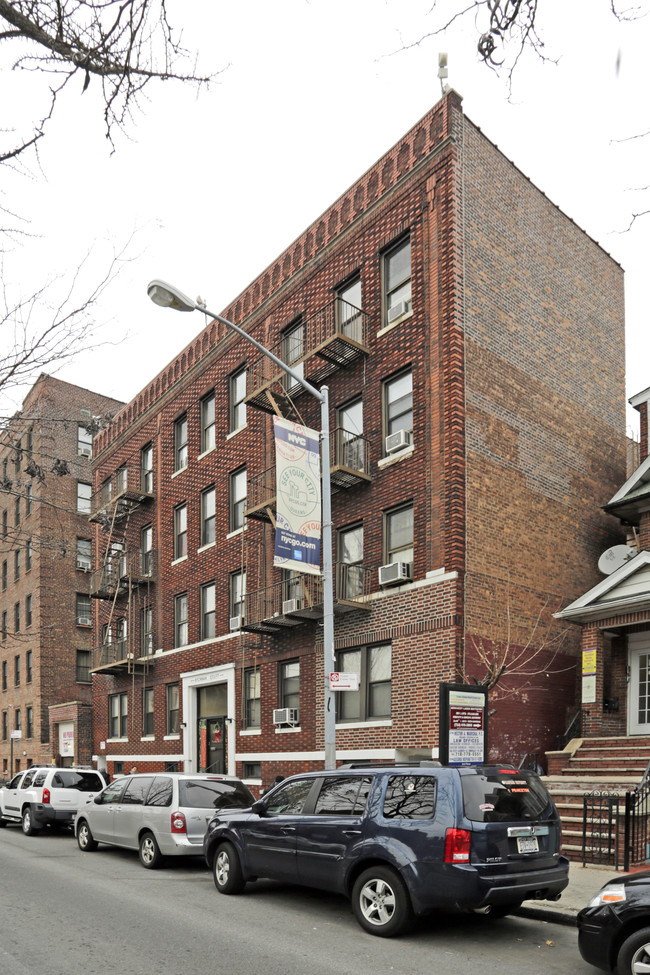 3717 75th St in Jackson Heights, NY - Foto de edificio - Building Photo