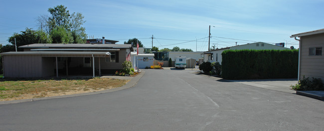 3346 Sunnyview Rd NE in Salem, OR - Foto de edificio - Building Photo