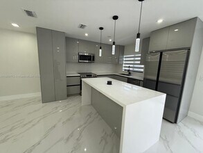 15711 SW 106th Ave in Miami, FL - Foto de edificio - Building Photo