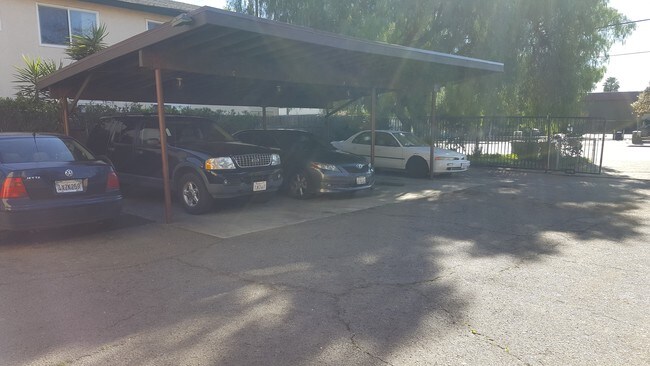 354 E Washington Ave in Escondido, CA - Foto de edificio - Building Photo