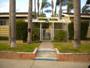 517 Frankfort Ave in Huntington Beach, CA - Building Photo - Building Photo