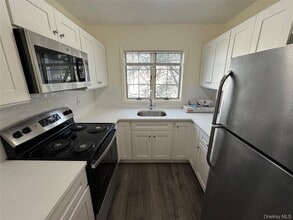 240-242 E Main St in Port Jefferson, NY - Building Photo - Building Photo