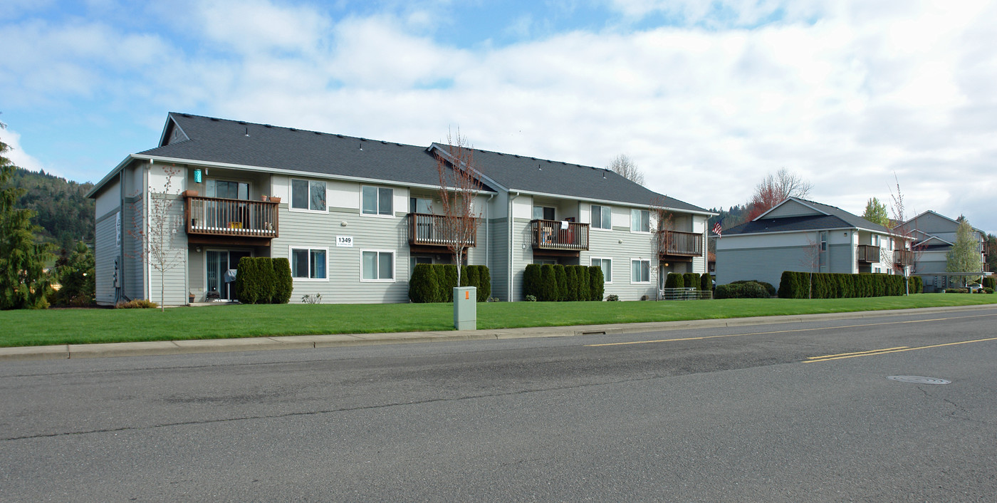 Swale Creek in Sutherlin, OR - Foto de edificio