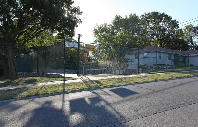 Berkshire Village Townhouses in Kansas City, KS - Foto de edificio - Building Photo