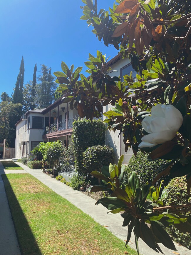 12230 W Magnolia Blvd in Los Angeles, CA - Foto de edificio - Building Photo