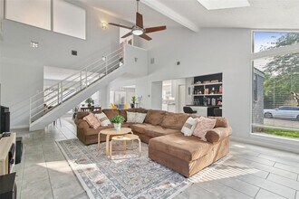 14115 Briarhills Pkwy in Houston, TX - Foto de edificio - Building Photo
