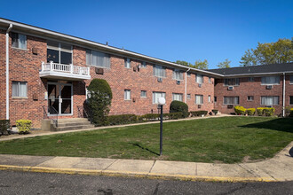 Fairfield Courtyard East at Bay Shore in Bay Shore, NY - Building Photo - Building Photo