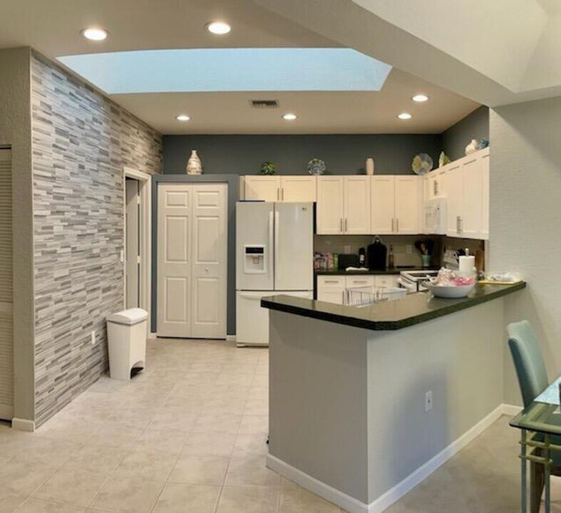 12622 Crystal Pointe Dr in Boynton Beach, FL - Building Photo