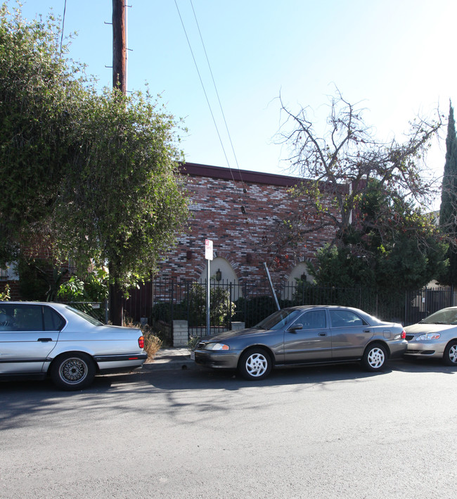 1716 Mariposa Ave in Los Angeles, CA - Foto de edificio - Building Photo