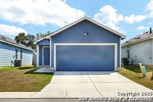 13730 Haystack Rdg in San Antonio, TX - Building Photo