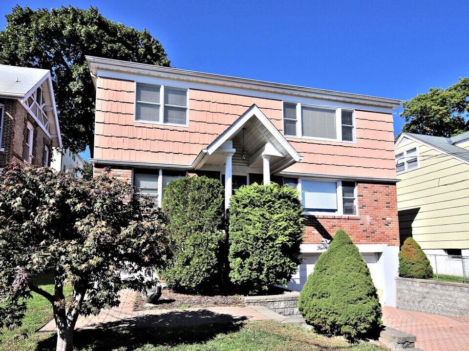 14 Park Ave in Harrison, NY - Building Photo